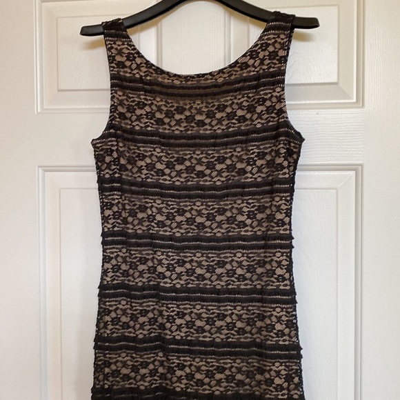 Black lace dress - Picture 2 of 5